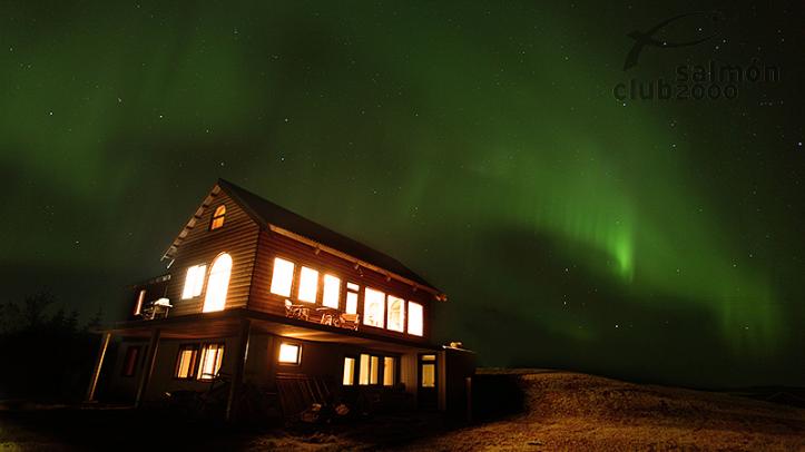 Lodge del Río Tungulaekur una noche de Aurora Boreal
