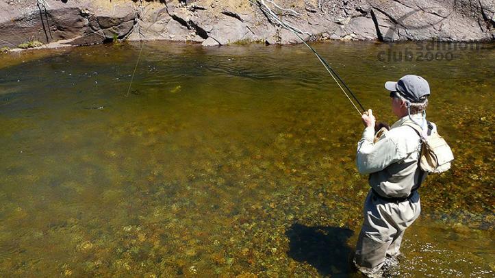 Pesca en un arroyo silvestre de la Estancia del Zorro
