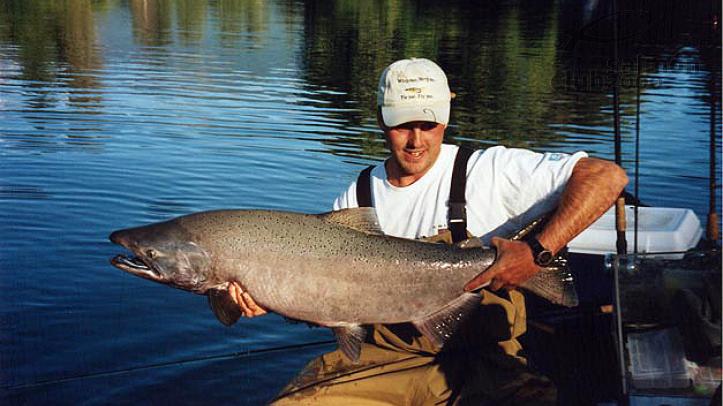 Pesca de Salmón del Pacífico en el río Nass, Columbia Británica.