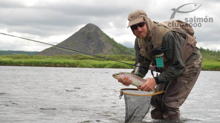 Pesca en Río Ozernaya, monte al fondo en Kamchatka