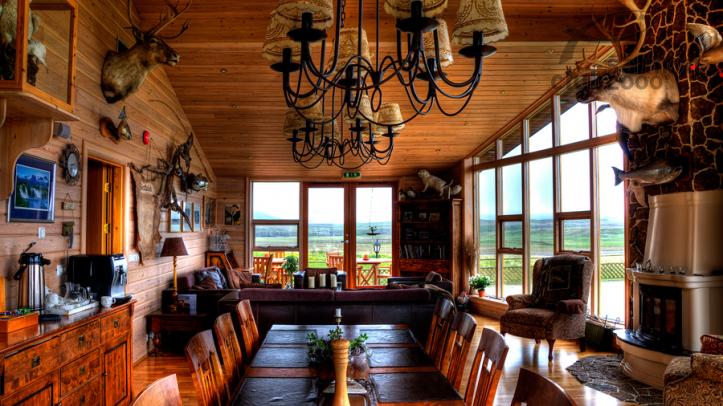 Interior del lodge en el Río Breiddalsá