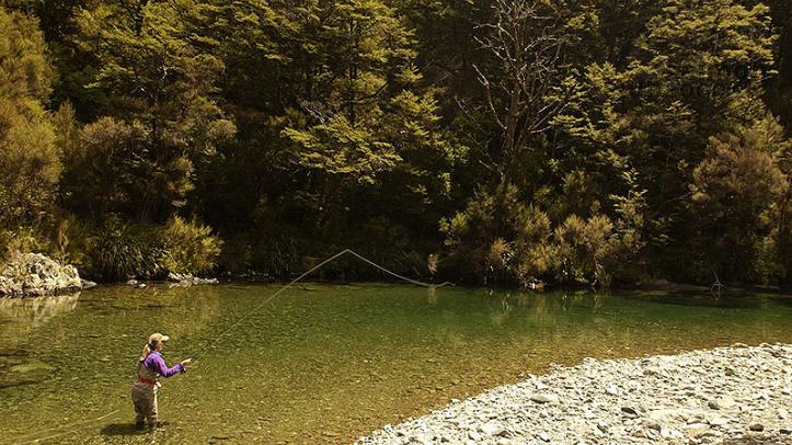 Pesca de truchas en arroyo con Tongariro Lodge