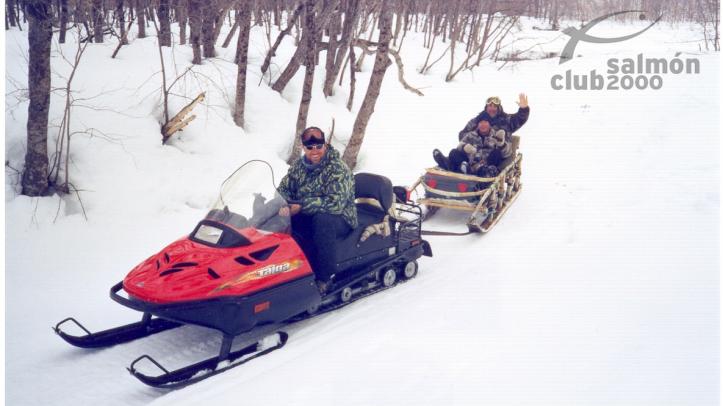 MOTO Y TRINEO PARA LA CAZA DEL OSO EN KAMCHATKA