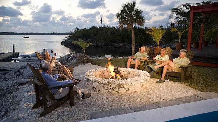 Pescadores disfrutan del atardecer en el Abaco Lodge, en Bahamas