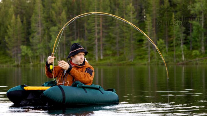 Pesca en lago área Tjärnheden Suecia