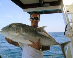 Captura de Giant Trevally en Maldivas Captura de Giant Trevally en Maldivas