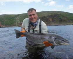 Carles Verdaguer, con un bonito salmón de la Península de Kola en Rusia Carles Verdaguer, con un bonito salmón de la Península de Kola en Rusia