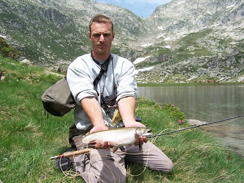 Marc Vande Vliet con un bonito salvelino pescado en un lago del Pirineo Marc Vande Vliet con un bonito salvelino pescado en un lago del Pirineo